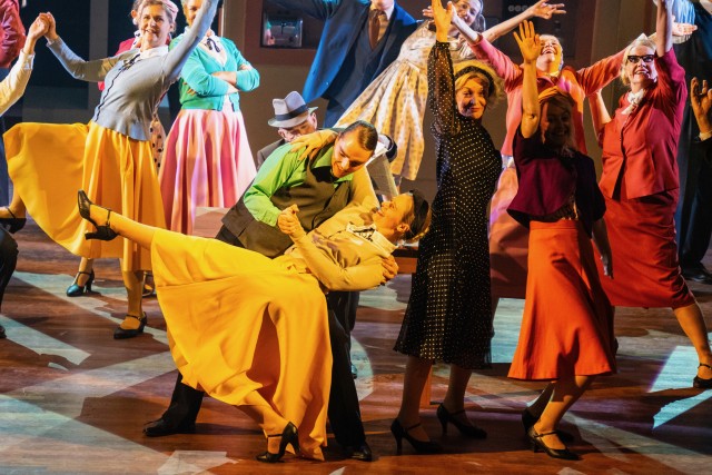 Foto: Piet van der Veen Een groep dansende mensen met twee dansers prominent voorin.